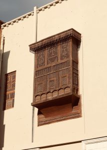Mashrabiya de madera tallada instalada en la fachada de un edificio tradicional