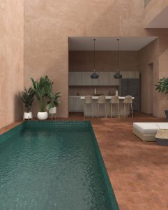Piscina interior exterior con cerámica Cevica de pequeño formato en tonos terracota