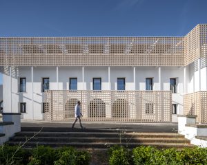 Edificio CICYTEX rehabilitado con una envolvente de celosías cerámicas para controlar el sol