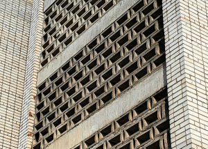 Celosía geométrica integrada en la fachada de un edificio de ladrillo