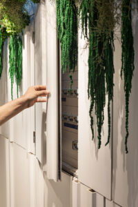 Caja de registro integrada tras piezas cerámicas volumétricas en el Espacio Keinzo Interiores de Casa Decor 2026