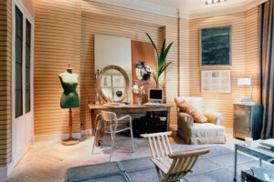 Salón diseñado por Pascua Ortega para Casa Decor Madrid 1999, con sillas Rex de Niko Kralj y Toledo de Jorge Pensi, mobiliario de distintas épocas y revestimientos de madera en tonos cálidos.