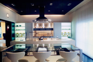 Cocina contemporánea con isla y equipamiento integrado en Casa Decor