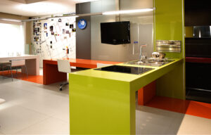 Cocina en verde y naranja con acabados de alto brillo en Casa Decor Valencia 2006