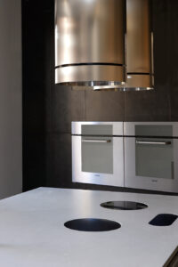 Cocina tecnológica con electrodomésticos integrados en Casa Decor Valencia 2006