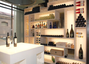 Almacenaje abierto con botellas y objetos expuestos en Casa Decor Barcelona 2006