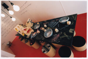 Mesa y superficie de pizarra integrada en un espacio de Casa Decor Barcelona 2002