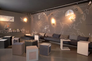 Interior en tonos grises con mobiliario contemporáneo en Casa Decor Barcelona 2004