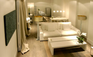 Pequeño loft de planta abierta con salón y comedor integrados en Casa Decor Madrid 2006