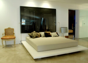 Cama de gran formato como elemento protagonista en Casa Decor Madrid 2006