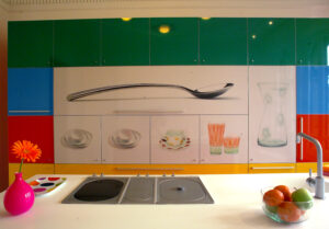 Cocina con superficies decoradas mediante impresión digital en Casa Decor Madrid 2004