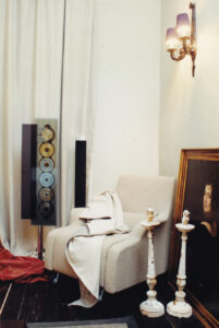 Equipo de sonido integrado como elemento decorativo en Casa Decor Barcelona 1997