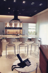 Cocina abierta integrada con el salón en Casa Decor Barcelona 1997 por Francesc Rifé