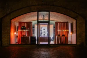 Fachada iluminada del showroom de Kaldewei en Berlín con la instalación Fuerza Suave